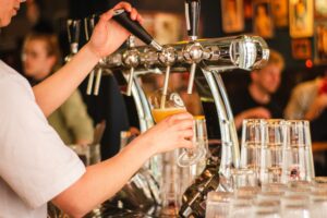 Køkkenvikar til din restaurant eller kantine – det handler ikke kun om at fylde en vagt